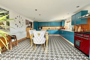 Kitchen/Breakfast Room- click for photo gallery